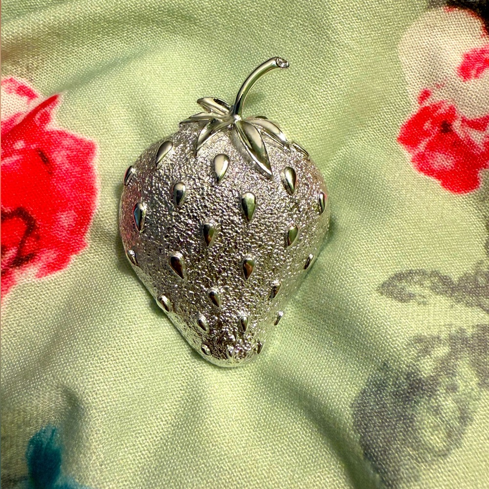 Vintage Sarah Coventry Silver Plated Strawberry Brooch approximately 2.5” #12